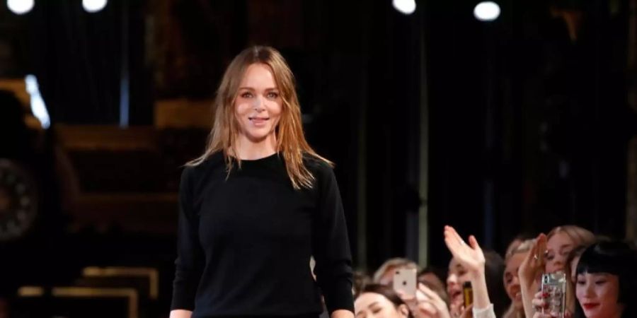 Stella McCartney bei einer Fashion-Show 2018 in Paris. Foto: Christophe Ena/AP/dpa