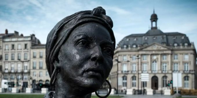 Archivbild der Statue einer Sklavin in Bordeaux. Archivbild der Statue einer Sklavin in Bordeaux.