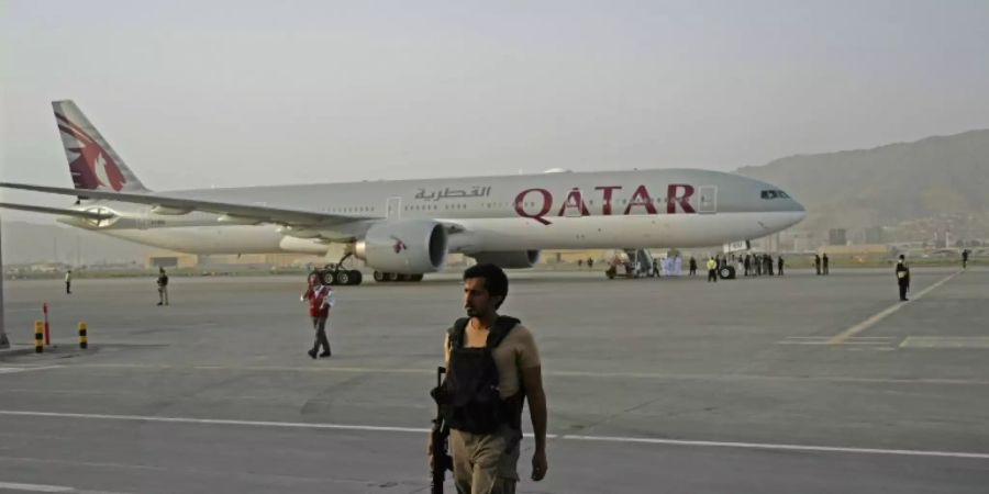 Qatar-Airways-Maschine am Flughafen in Kabul