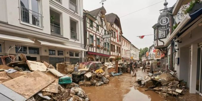 Eine Strasse in Bad Neuenahr-Ahrweiler Mitte Juli nach der verheerenden Hochwassernacht. Foto: Thomas Frey/dpa ahr