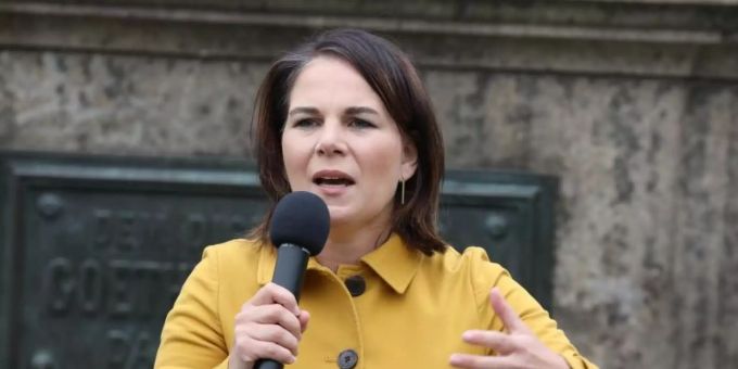 Annalena Baerbock, Kanzlerkandidatin und Bundesvorsitzende von Bündnis 90/Die Grünen, spricht beim Wahlkampf der Grünen in Thüringen auf dem Theaterplatz. Foto: Bodo Schackow/dpa-Zentralbild/dpa Annalena Baerbock, Kanzlerkandidatin und Bundesvorsitzende von Bündnis 90/Die Grünen, spricht beim Wahlkampf der Grünen in Thüringen auf dem Theaterplatz. Foto: Bodo Schackow/dpa-Zentralbild/dpa