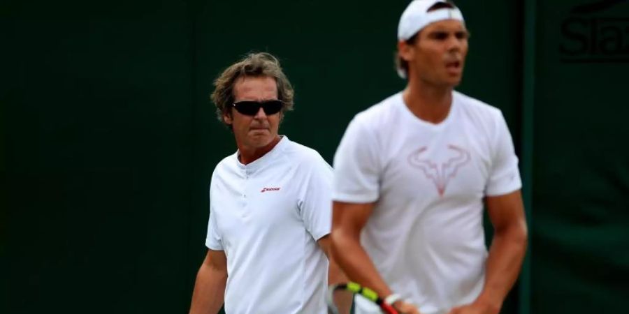 Toni Nadal (l), der Trainer und Onkel von Nadal, beobachtet Rafael Nadal beim Training. Foto: Mike Egerton/PA Wire/dpa