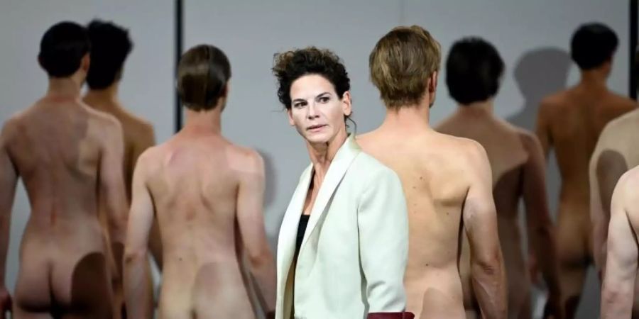 Bibiana Beglau (Elisabeth, Königin von England) spielt während der Fotoprobe zum Schauspiel "Maria Stuart". Die Premiere der Oper im Rahmen der Salzburger Festspiele findet am 14. August 2021 auf der Perner-Insel statt. Foto: Barbara Gindl/APA/dpa