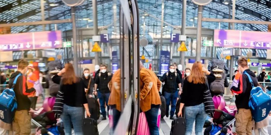 Fahrgäste steigen nach dem Streik am Berliner Hauptbahnhof in einen ICE ein. Foto: Christoph Soeder/dpa