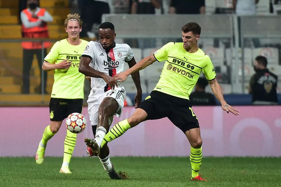 Thomas Meunier (r.) im Duell mit Cyle Larin (l.).