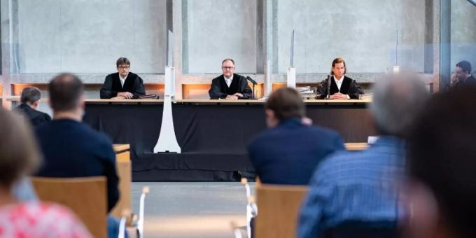 Der Vorsitzende Richter Johannes Wieseler (M) und seine Kollegen Volker Messing (l) und Dirk Pelzer sitzen zu Beginn der Berufungsverhandlung zu den Schadensersatzforderungen der Hinterbliebenen des Germanwings-Absturzes 2015 in der Lobby des Oberlandesgerichtes. Foto: Guido Kirchner/dpa Der Vorsitzende Richter Johannes Wieseler (M) und seine Kollegen Volker Messing (l) und Dirk Pelzer sitzen zu Beginn der Berufungsverhandlung zu den Schadensersatzforderungen der Hinterbliebenen des Germanwings-Absturzes 2015 in der Lobby des Oberlandesgerichtes. Foto: Guido Kirchner/dpa