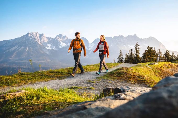 Gemütliche Herbstwanderungen mit Ausblick: Im Vergleich zu den teils anspruchsvollen Bergwanderungen am Kaiser verlangen die Panoramawege im Süden weniger Trittsicherheit. Herbstwanderungen