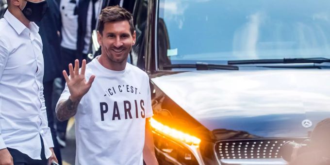 Lionel Messi landete am Dienstag in Paris – am Abend unterschrieb er seinen Zweijahresvertrag. Lionel Messi