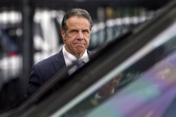 Nach zehn Jahren tritt New Yorks Gouverneur Andrew Cuomo zurück. Er soll mehrere Frauen sexuell belästigt haben. andrew cuomo
