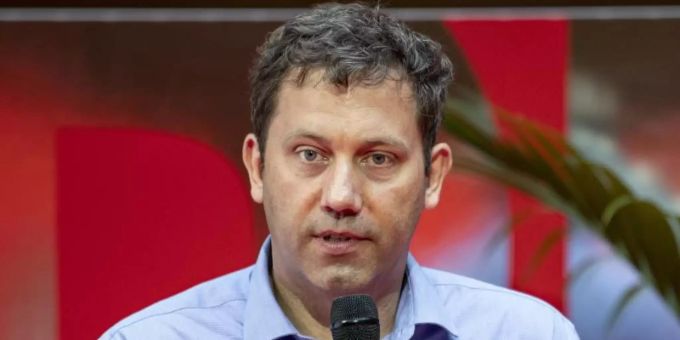 SPD-Politiker Lars Klingbeil solidarisiert sich wegen einer Schmähkampagne gegen die Grünen mit dem politischen Konkurrenten. Foto: Fabian Sommer/dpa-Pool/dpa SPD-Politiker Lars Klingbeil solidarisiert sich wegen einer Schmähkampagne gegen die Grünen mit dem politischen Konkurrenten. Foto: Fabian Sommer/dpa-Pool/dpa