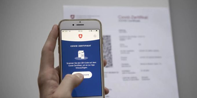 Das Covid-Zertifikat der Schweiz kann in der App mit dem Mobiltelefon gescannt werden. Handy zertifikat