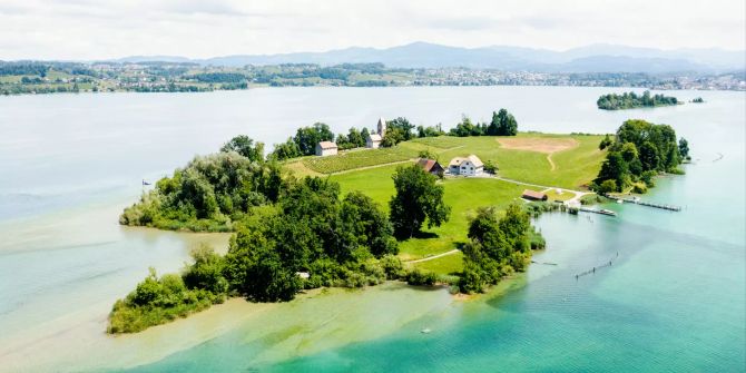 Insel Ufenau mit Rapperswil im Hintergrund. - Insel Ufenau