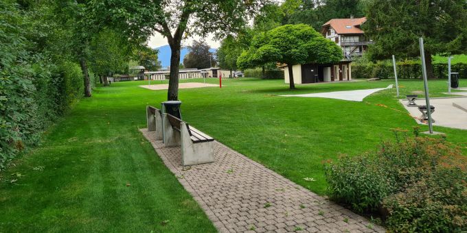 Die Rasenfläche und der Spielplatz der Badi Steffisburg sind auch im Winter 2023/2024 geöffnet. Rasenfläche in der Badi Steffisburg