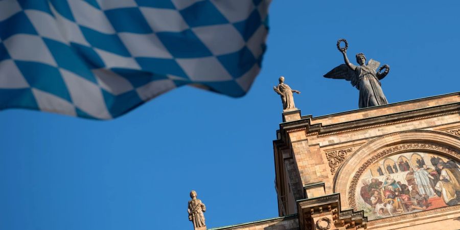 Der frisch in den bayerischen Landtag gewählte AfD-Politiker Daniel Halemba ist festgenommen worden.