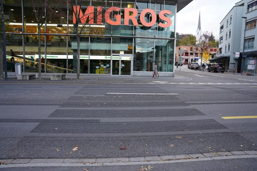 Bereits zuvor wurde an der Albisstrasse ein Fussgängerstreifen ausradiert.