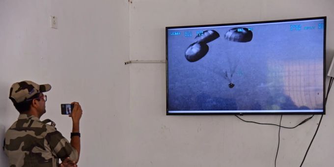 Der Raketentest wurde live im Fernsehen übertragen. Raketentest Indien Polizist Fernseher