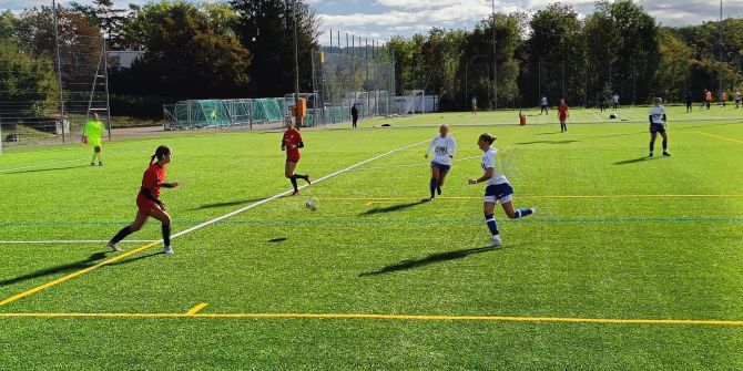 Die FC Küsnacht Damen siegen gegen den FC Volketswil.