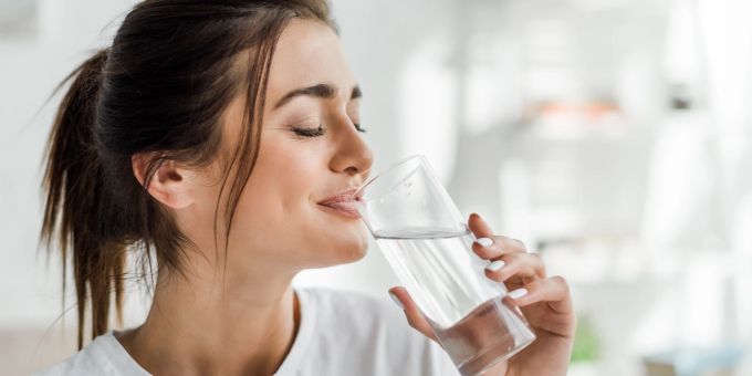 Einfach, aber effektiv: Wer viel trinkt, schützt seine Blase. Wasser trinken
