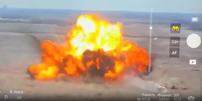 Hier explodieren zwei Tonnen russischer Sprengstoff im Minenfeld der Ukrainer. Ukraine-Krieg