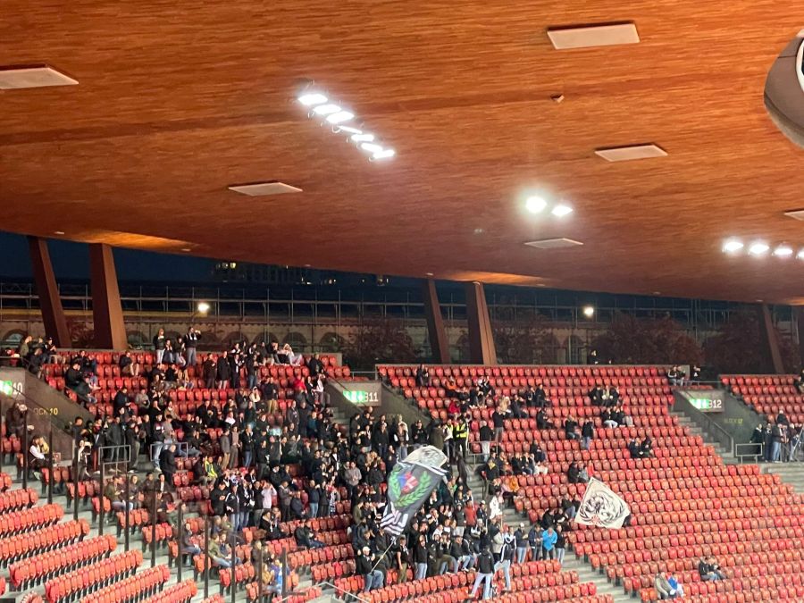 Die Fans des FC Lugano sind gegenüber dem belgischen Anhang...