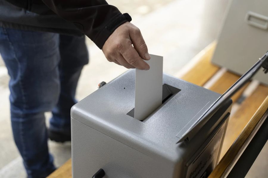 Wahlurne Mann Wahlunterlagen