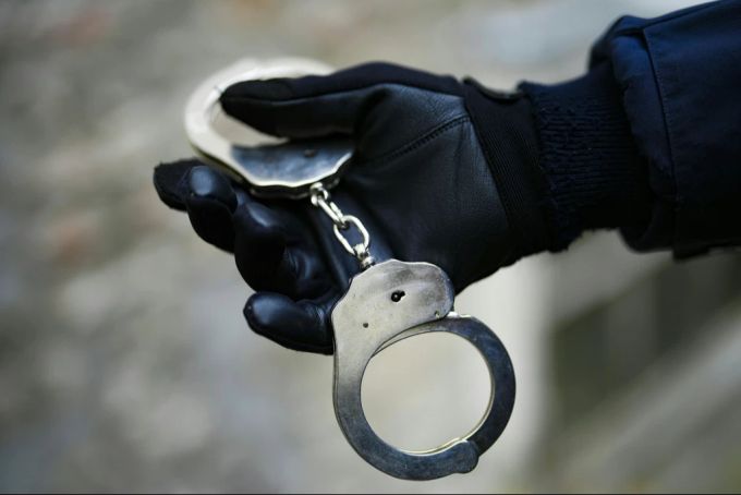 Dem Rechtsanwalt Loris Mainardi zufolge habe das Fesseln auch starke Auswirkungen auf die Psyche der Betroffenen. (Symbolbild) Handschellen