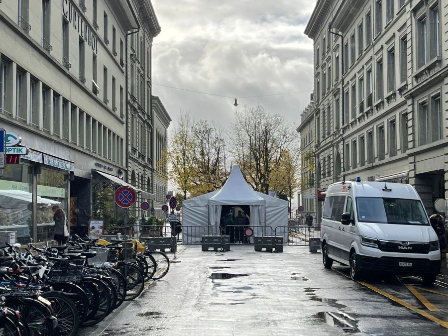 Im «Gurtegässli» wurde eine Absperrung aufgebaut. Durch kommt man nur nach einer Sicherheitskontrolle.