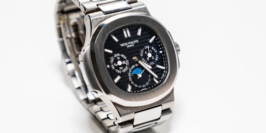 Patek Philippe Luxusuhr aus Stainless Steel vor weissem Hintergrund.