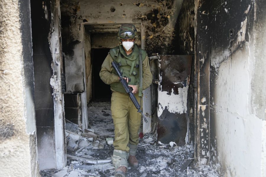 Ein israelischer Soldat in einem zerstörten Gebäude.