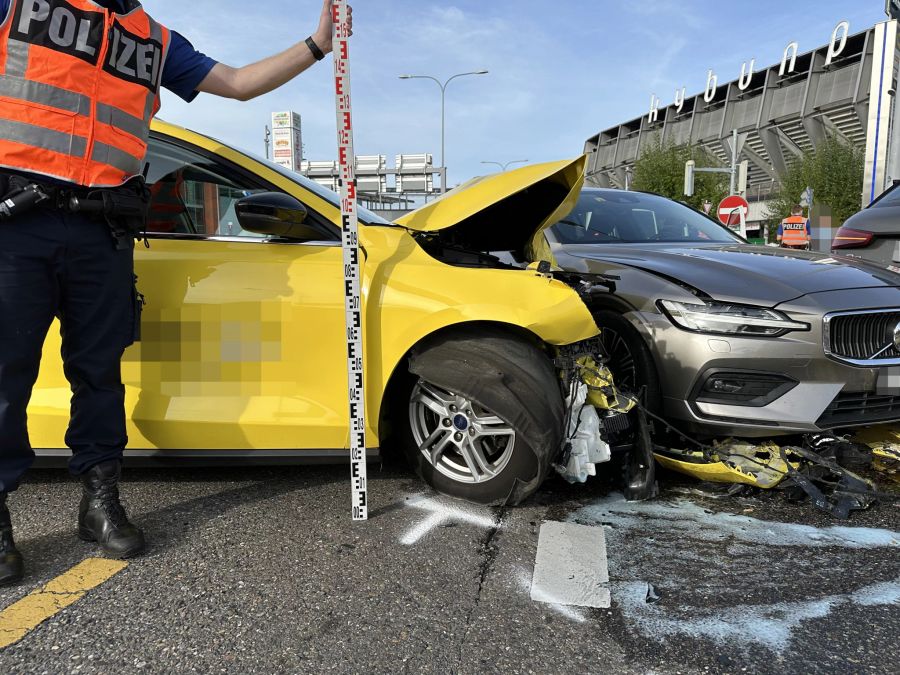 Totalschaden an zwei Autos nach Kollision.