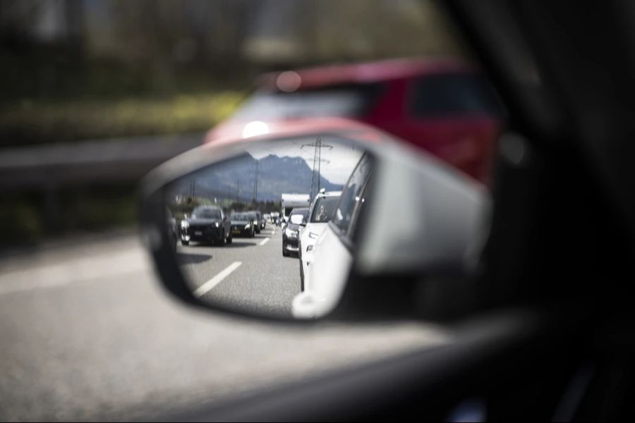 Um das anpassungsfähige Tempolimit umzusetzen, sollen elektronische Signalisationsanlagen zum Einsatz kommen. Bis 2026 will das Astag 2380 Kilometer auf der Autobahn damit ausrüsten.