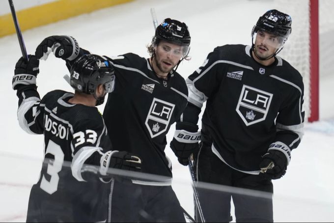 Kevin Fiala (rechts) testete mit den Los Angeles Kings gegen die Arizona Coyotes. kevin fiala NHL
