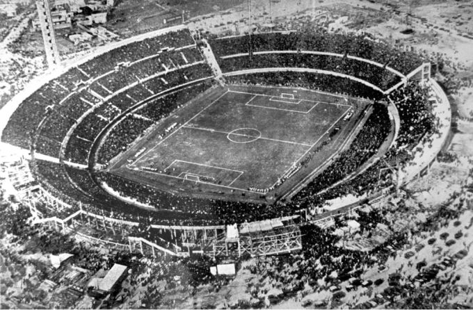 In diesem Stadion fand das erste Fussball-WM Spiel statt. FIFA