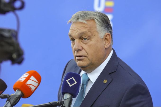 Viktor Orbán ist seit 2010 Ministerpräsident Ungarns orban spricht in Mikrofon