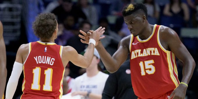 Der Schweizer Clint Capela (rechts) zeigt sich in der NBA in guter Form. Clint Capela NBA