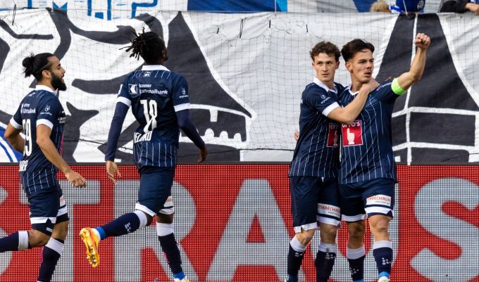 Ardon Jashari, Pius Dorn, Nicky Beloko und Sofyan Chader vom FC Luzern bejubeln das Tor zum 2:0 im Spiel gegen GC. fc luzern