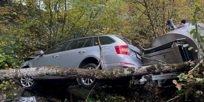 Herisau AR: Auto mit Anhänger rollt in Bachbett. Herisau AR