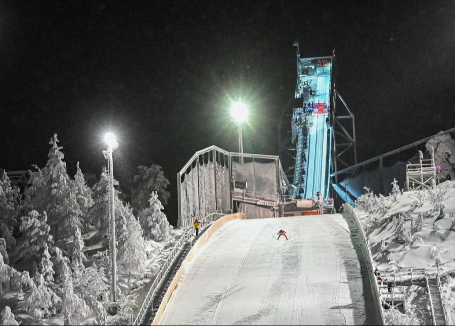 Gregor Deschwanden bei seinem Sprung in Finnland