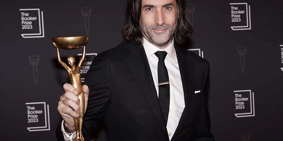 Paul Lynch, Gewinner des Booker Prize 2023, posiert mit seiner Trophäe. Foto: Alberto Pezzali/AP/dpa