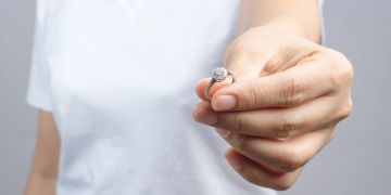 Frau gibt Ring zurück