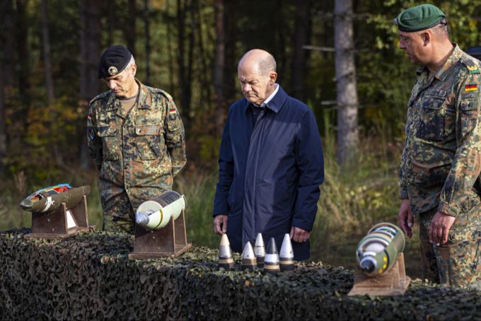 Bundeskanzler Olaf Scholz (m.) lässt sich vor der Ausbildungs- und Lehrübung des Heeres im Landkreis Heidekreis in der Lüneburger Heide Equipment der Bundeswehr erklären. (Archivbild) Olaf Scholz