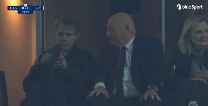 Bernhard Burgener durchsucht sein Portemonnaie, daneben sitzt Karli Odermatt. Fussball-Talk