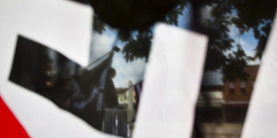Die Rechtskommission des Ständerats will extremistische Symbole wie etwa das von den Nazis verwendete Hakenkreuz in der Schweiz verbieten. (Archivbild)
