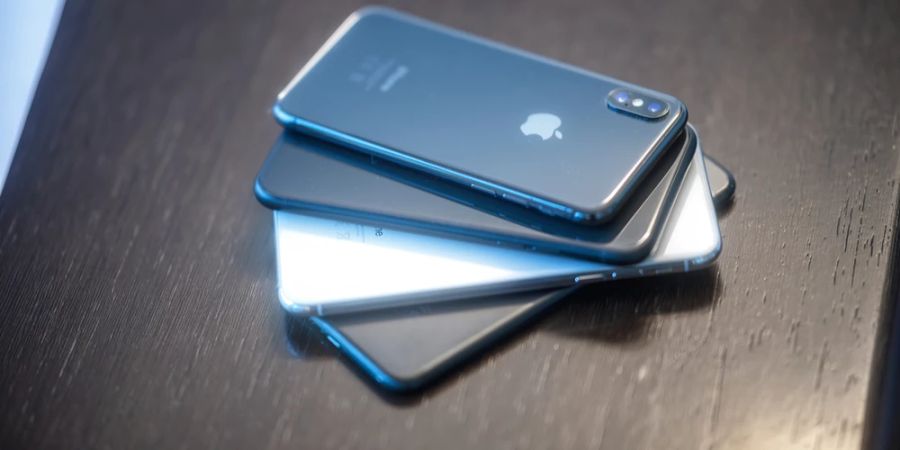 iPhones aufeinander gestapelt Tisch