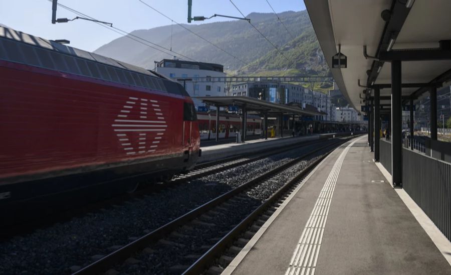 Oftmals gibt es in den SBB-Zügen aber gar keine passenden Gepäckablagen, in welche die grossen Koffer verstaut werden können oder diese sind bereits besetzt.