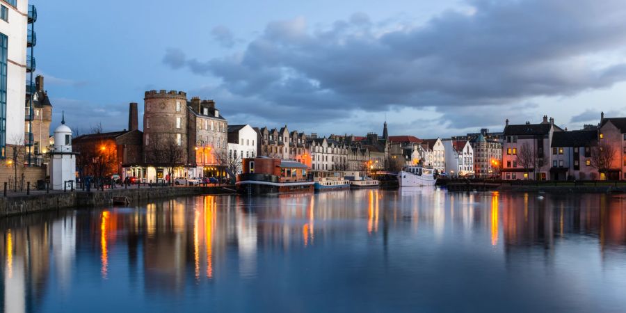 Edinburgh am Abend am Hafen.