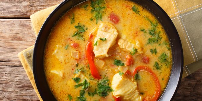 Ein scharfes Thai-Curry kann den Körper tatsächlich abkühlen – allerdings nur bei trockener Luft. Warme Thai-Suppe mit Huhn.