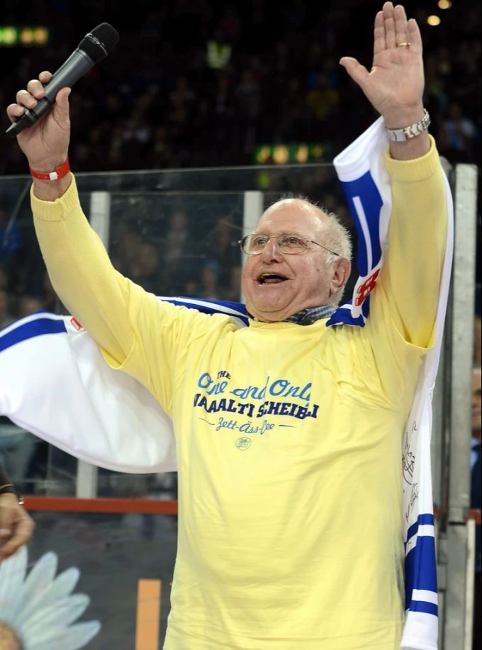 Für seinen gelben Pulli war Walter Scheibli unter den Fans des ZSC allseits bekannt. scz