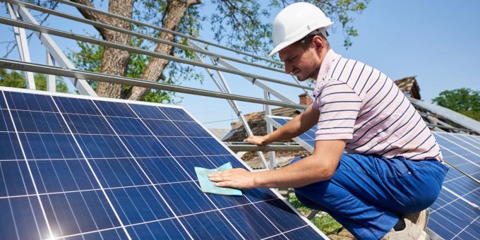 Wohn- und Energiekosten bereiten Sorgen, treiben gleichzeitig aber die Investition in Solaranlagen voran. Solarenergie