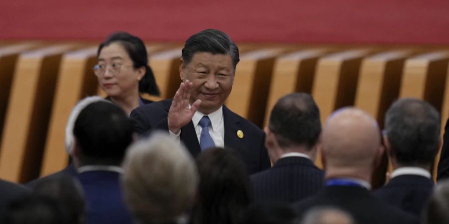 Xi Jinping winkt